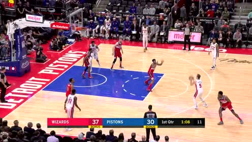 【NBA集錦】比爾一個(gè)拜佛晃開(kāi)防守 順勢(shì)上籃回頭望月