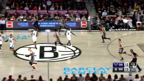 【NBA集锦】速度奇快连过三人 罗齐尔不惧防守强硬上篮得手