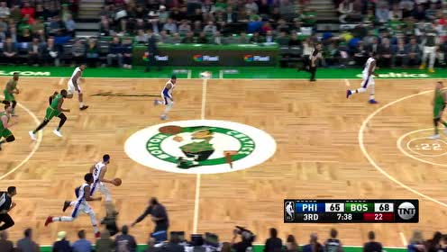 【NBA集锦】沃克抢切球塔图姆反击遭西帝大帽 恩比德再反击双手拽扣