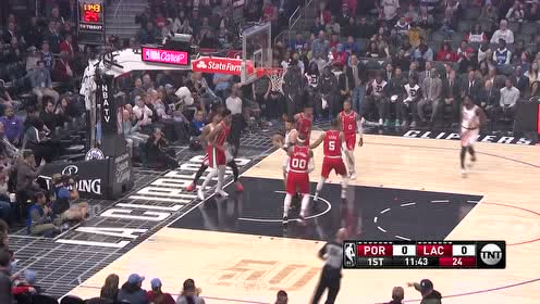 【NBA集錦】泡椒中路直突強懟上籃 利拉德急停后仰干拔回應(yīng)