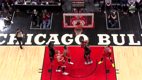 【NBA集锦】这球不给2+1?!乔治连续4个胯下+变向 打进后怒拍皮球抗议