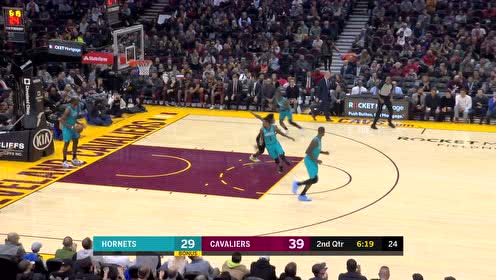 【NBA集錦】拼速度的時(shí)候到了！樂福長傳塞克斯頓大步流星飛身上籃