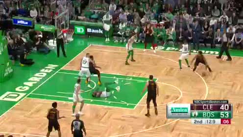 【NBA集锦】锅从天降!乐福送妙传不料怼飞布朗倒地离场
