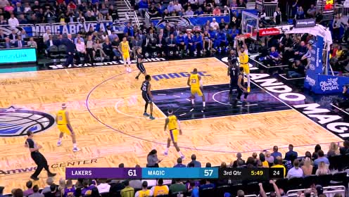 【NBA集锦】抢断暴扣一套配合行云流水 詹眉连线空中作业气贯长虹