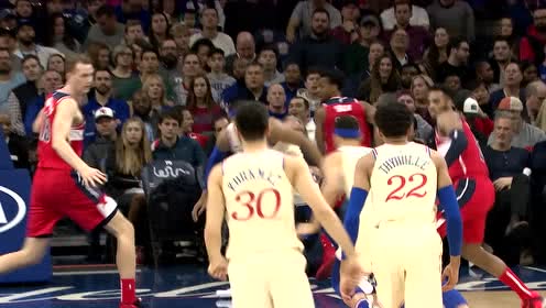 【NBA集锦】手感柔和如斯 西蒙斯捡到篮板仙人指路失去平衡仍打进
