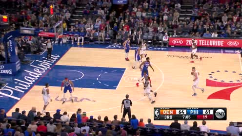 【NBA集錦】約基奇擋拆之后往籃下走 接哈里斯傳球完成雙手暴扣