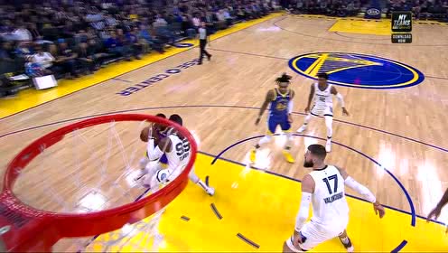 【NBA集锦】格林猛踩油门 冲杀篮下打成2加1