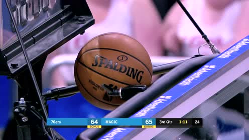 【NBA集锦】皮球卡在篮板上沿 谁来都不好使且看裁判精准救球
