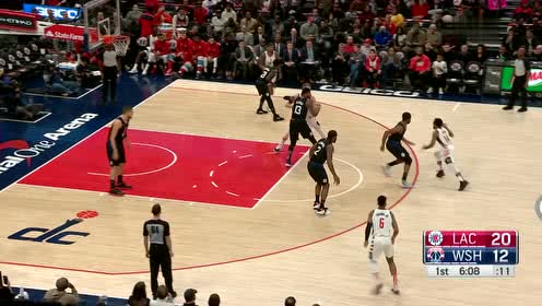【NBA集锦】史密斯隔人绝妙传球 八村垒双手滑翔重扣