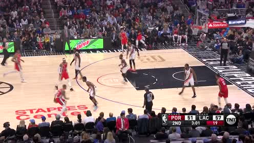 【NBA集錦】速度與力量的完美結(jié)合 利拉德靈蛇突破左手劈扣！