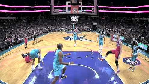 【NBA集锦】邦加倒地磕在华盛顿脚上 痛苦倒地被迫提前离场