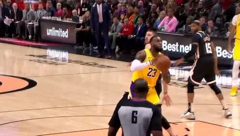 【NBA集锦】这就是绝对能力者!詹姆斯华丽转身把莱恩钉在原地送单臂劈扣