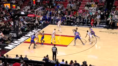 【NBA集锦】凭一己之力扭转乾坤 罗宾逊身陷包围拼抢暴扣炸筐