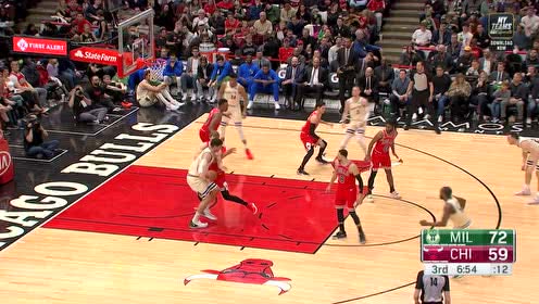 【NBA集锦】满满的力量感 洛佩兹连续背打硬凿双手拽扣