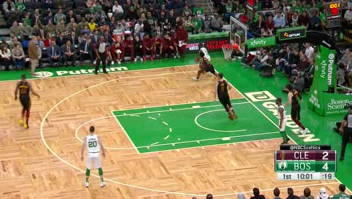 【NBA集锦】沃克大步流星突破背传 布朗一敌二篮下强起2+1