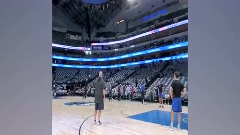 【NBA集錦】你是達(dá)拉斯庫(kù)里？ 東契奇賽前熱身輕松命中l(wèi)ogo三分