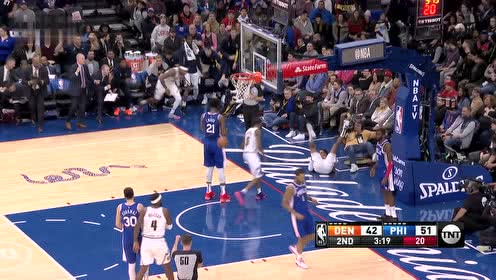 【NBA集錦】一溜小跑無懼犯規(guī) 哈里斯舞步上籃失去平衡打進