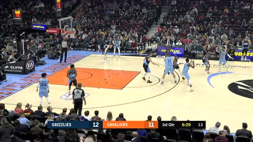 【NBA集锦】重型杀伤性武器!瓦兰丘纳斯双手滑翔挂扣
