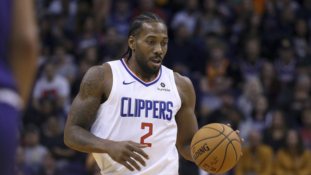 球迷屋12月6日讯 今日快船球星莱昂纳德在训练场接受了随队记者jovan