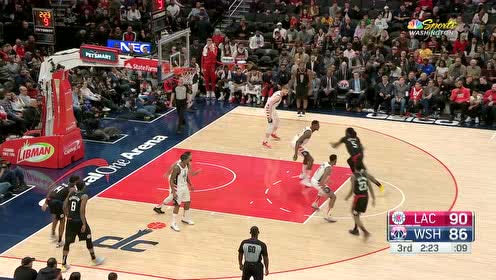 【NBA集锦】哈雷尔直杀篮下 柔和勾手轻松打进