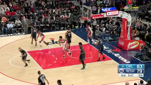 【NBA集锦】过你就像过马路 比尔长驱直入单臂劈扣