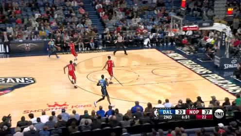【NBA集錦】視野開(kāi)闊擊地送餅 巴里亞助飛鮑威爾雙臂炸筐