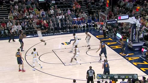 【NBA集锦】天外飞仙! 米切尔空中杀到补扣命中