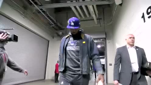 【NBA集锦】今日詹姆斯&浓眉穿搭你给几分? 两位湖人潮男赛前霸气入场