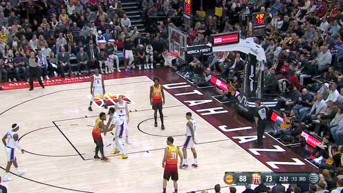 【NBA集錦】一場兩個神仙蓋帽！濃眉哥隔人送米切爾麻辣火鍋