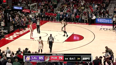 【NBA集錦】不愧是婦女之友！詹姆斯撞倒女服務(wù)員一把溫柔抱起
