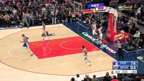 【NBA集锦】弹射起步杀入内线 哈里斯脚踩莲花单臂劈扣