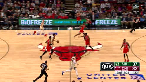 【NBA集锦】这简直是外星人啊! 字母哥三分线起步举火烧天大跨步上篮