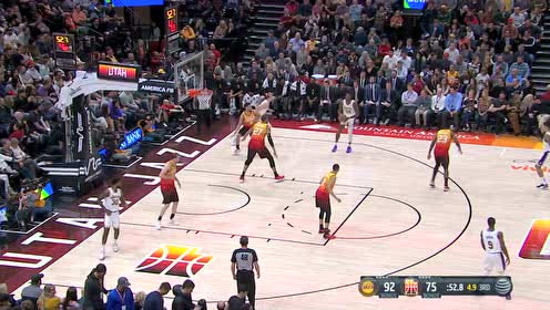 【NBA集錦】 得分的感覺真好 霍華德轉(zhuǎn)身拋投打進笑容燦爛