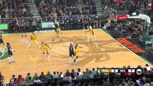【NBA集錦】濃眉都搶不過他！字母哥高高躍起摘板補扣
