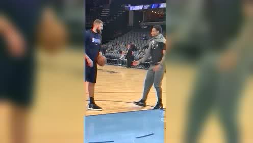 【NBA集锦】老朋友见面分外亲切! 德罗赞与瓦兰赛前见面拥抱致意