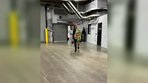 【NBA集錦】有錢任性！利拉德穿運(yùn)動(dòng)鞋配西裝 戴墨鏡炫酷亮相