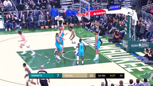 【NBA集錦】巴圖姆界外救球成烏龍助攻 字母哥笑納單臂劈扣