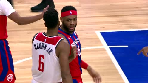【NBA集锦】布鲁斯布朗打反击狂奔禁区挤开防守 骑马射箭抛投打进