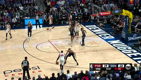 【NBA集锦】安东尼细腻单打连过三人挑篮得手 小波特迎着防守三分命中