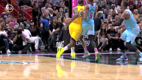 【NBA集錦】猶如探囊取物 詹姆斯直殺禁區(qū)打成2+1