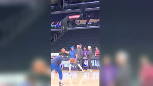 【NBA集锦】#随张指导去看球#小库里赛前与山姆高德练运球 一招一式与哥哥如出一辙