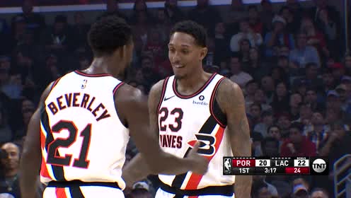 【NBA集錦】路威搶斷后急停造犯規(guī) 防守球員躲開后直接打板進網(wǎng)