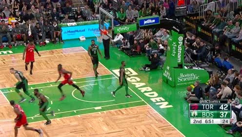【NBA集錦】扣就完了！范弗里特夾縫妙傳助飛布徹暴力怒筐