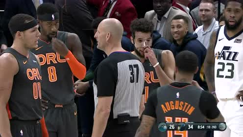【NBA集锦】死于话多典型案例 迈卡威抢断上篮口吐芬芳吃T