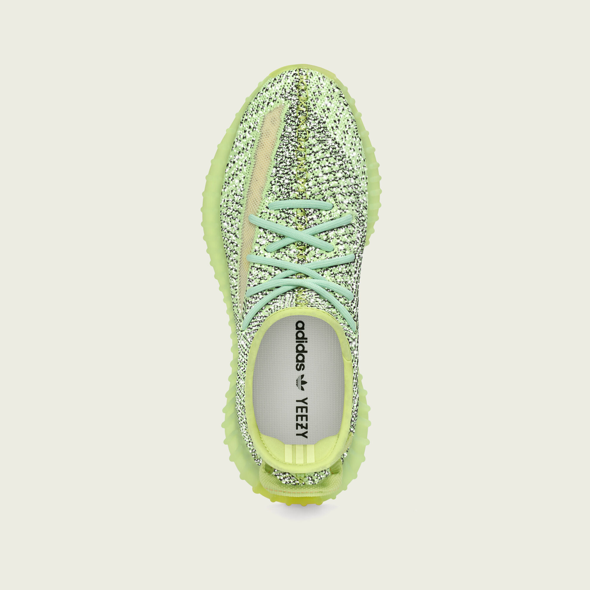 骚气的荧光绿yeezyboost350v2yeezreel上脚后的吸睛指数绝对一流