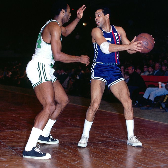 盖伊罗杰斯以场均112次助攻成为196667赛季助攻王