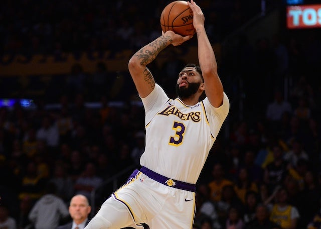 力,巅峰期的加内特是一名能够从1号位打到5号位的球员,而跟戴维斯一样