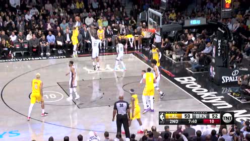 【NBA集锦】什么叫国际球星 詹姆斯登场就中三分稳定军心