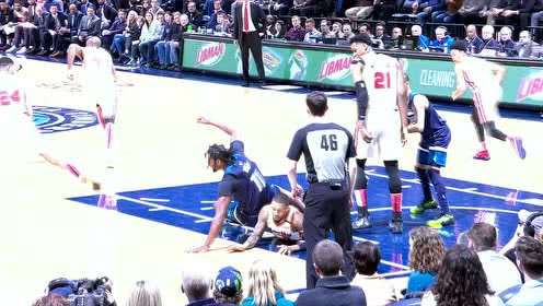 【NBA集锦】一个大前锋直接压在胳膊上 利拉德钢筋铁骨也痛苦难忍