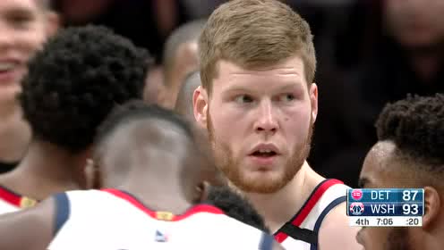 【NBA集錦】莫里斯一掌拍到貝爾斯坦面部 被判惡意犯規(guī)驅(qū)逐出場